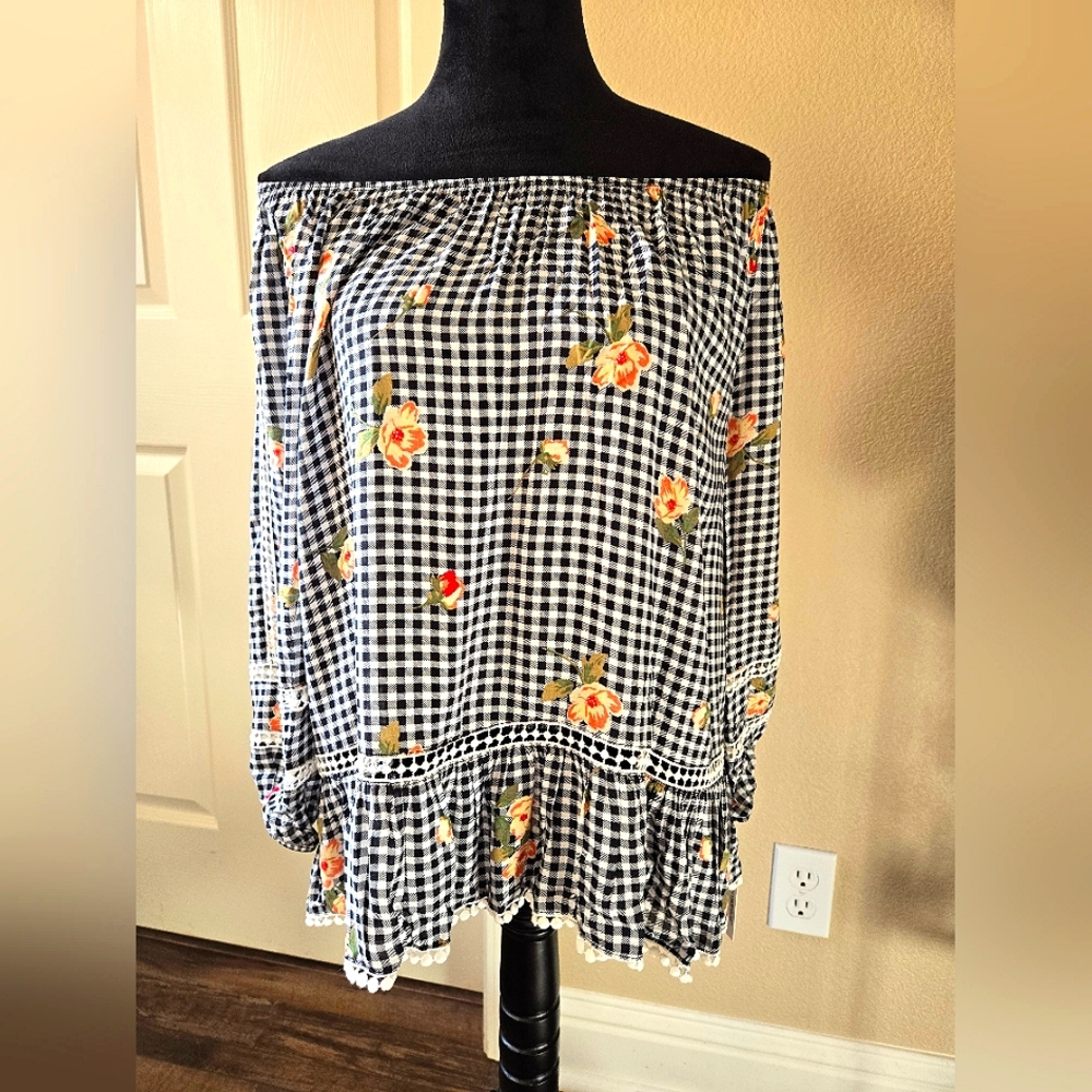 SINGLE THREAD OFF THE SHOULDER BLOUSE